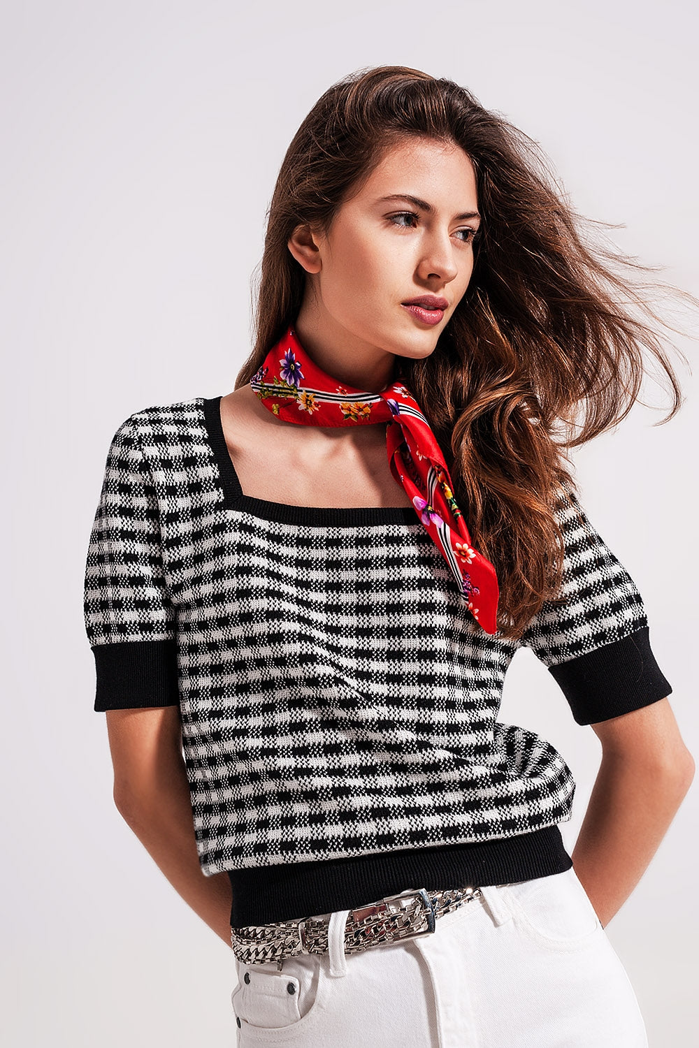 Jersey blanco y negro con escote cuadrado de punto mullido