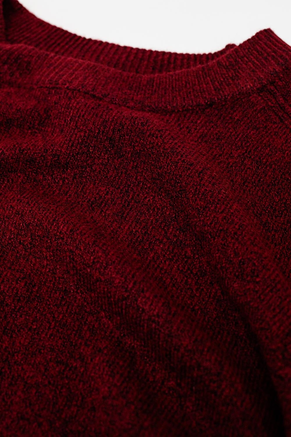 Jersey burdeos de cuello redondo con detalle de costura en la manga