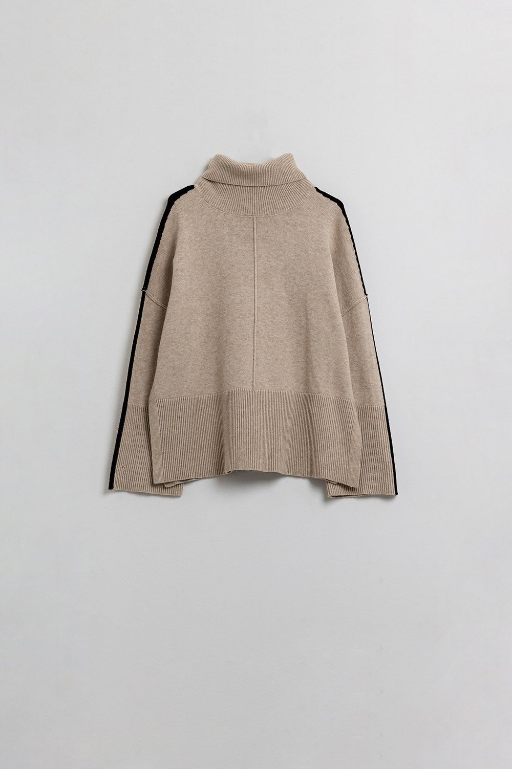 Jersey camel de cuello alto con raya lateral negra
