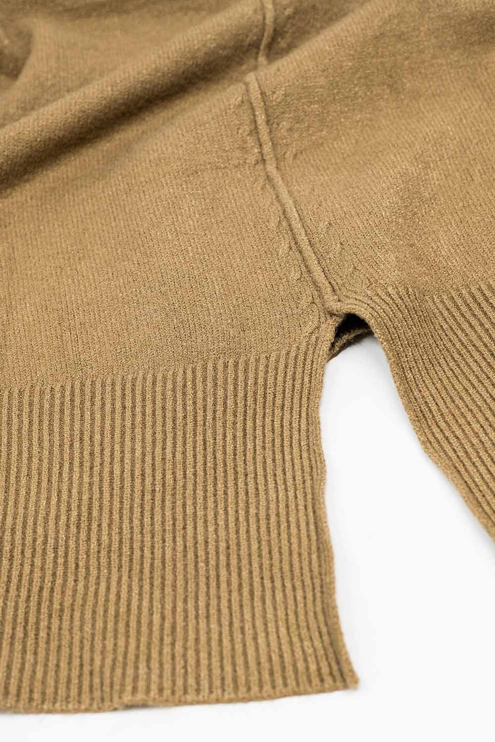 Jersey camel suelto con abertura en la espalda