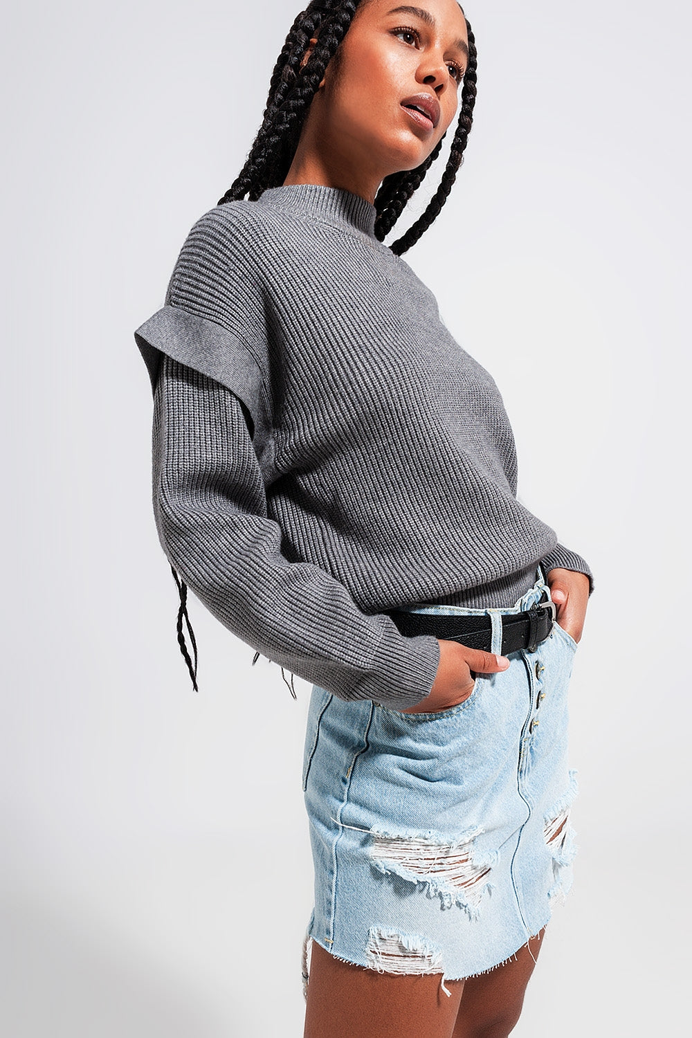 Q2 Jersey color gris con detalle en las mangas