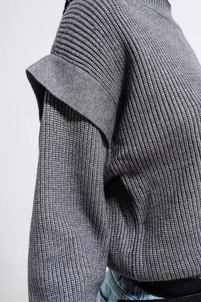 Jersey color gris con detalle en las mangas