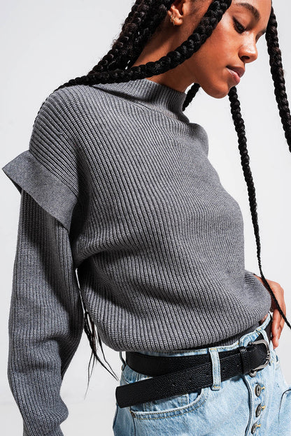 Jersey color gris con detalle en las mangas