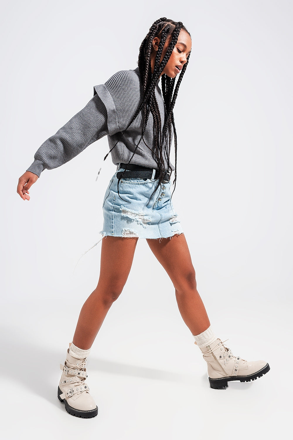 Jersey color gris con detalle en las mangas
