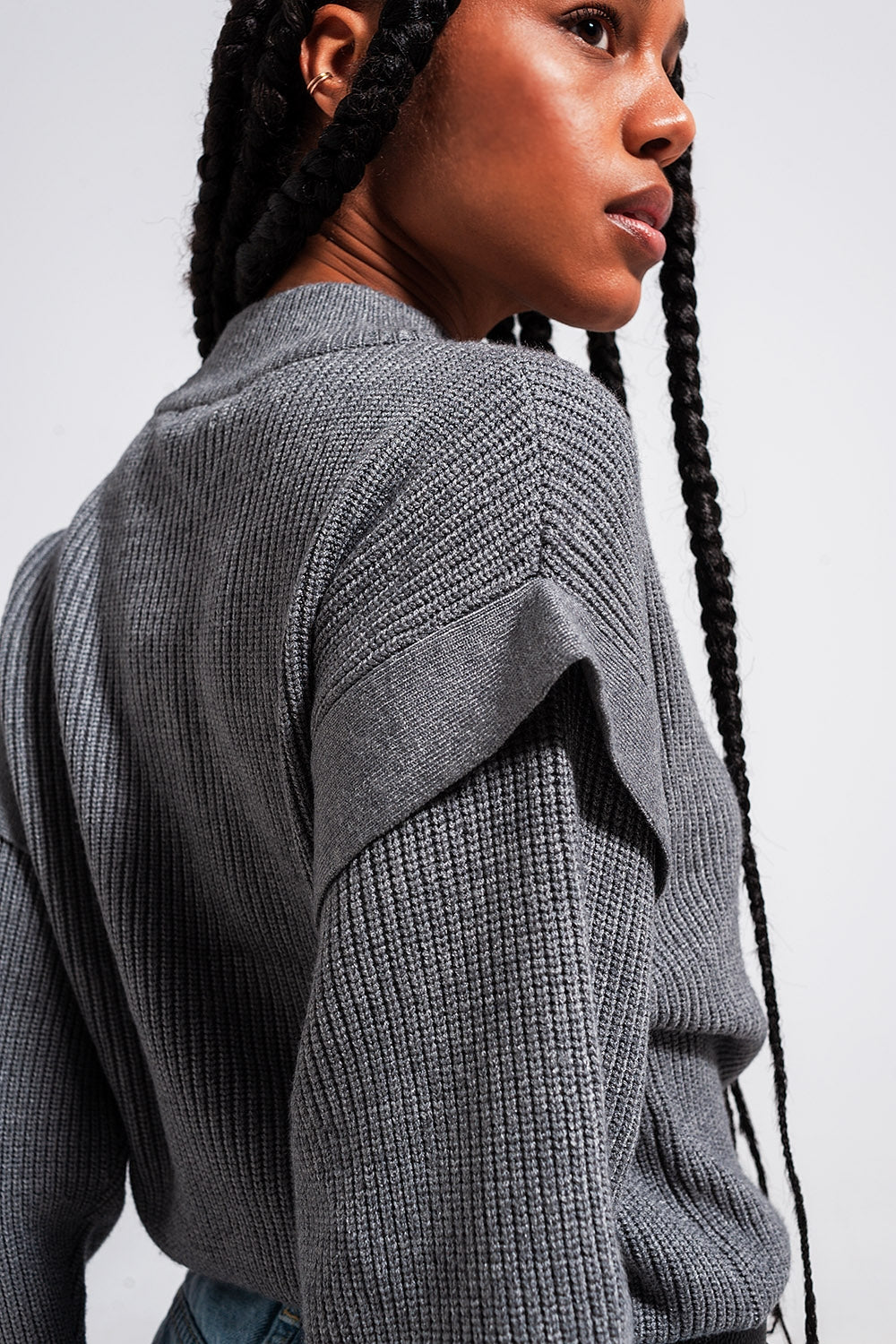 Jersey color gris con detalle en las mangas