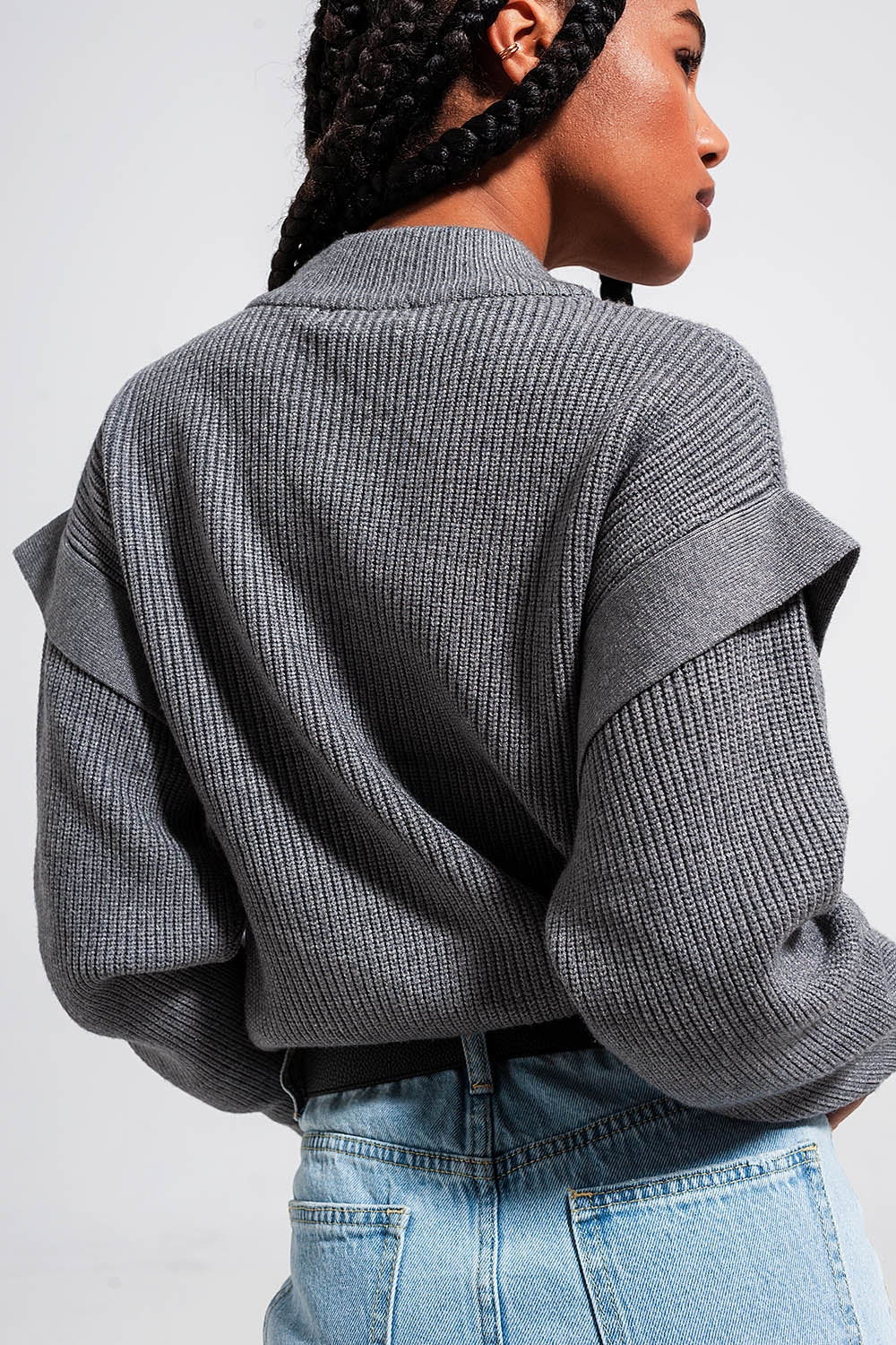 Jersey color gris con detalle en las mangas
