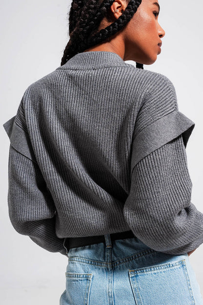 Jersey color gris con detalle en las mangas