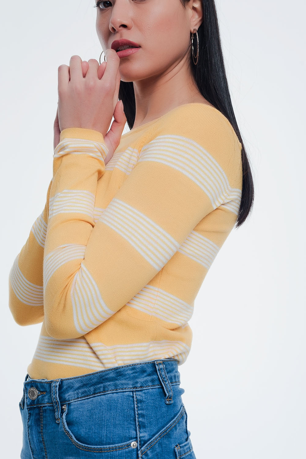 Jersey con cuello barco a rayas en color amarillo