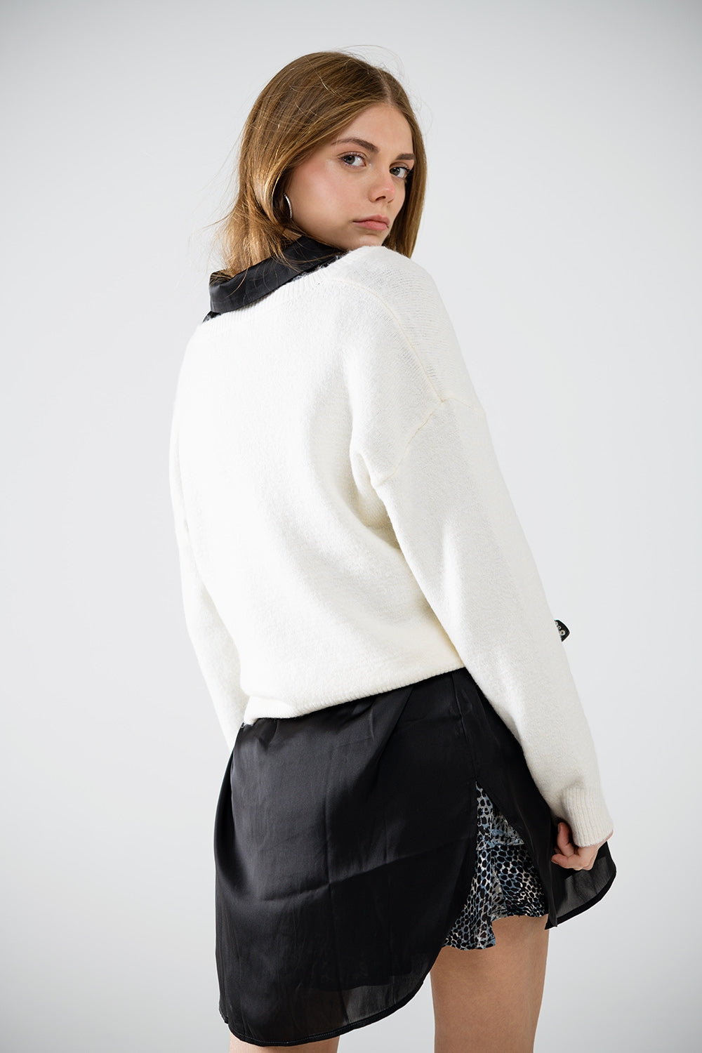Jersey con cuello de pico adornado con estrellas metálicas