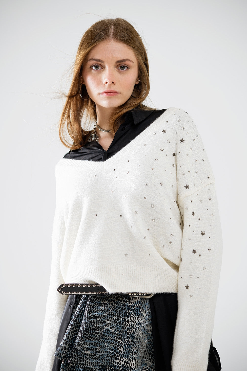 Jersey con cuello de pico adornado con estrellas metálicas
