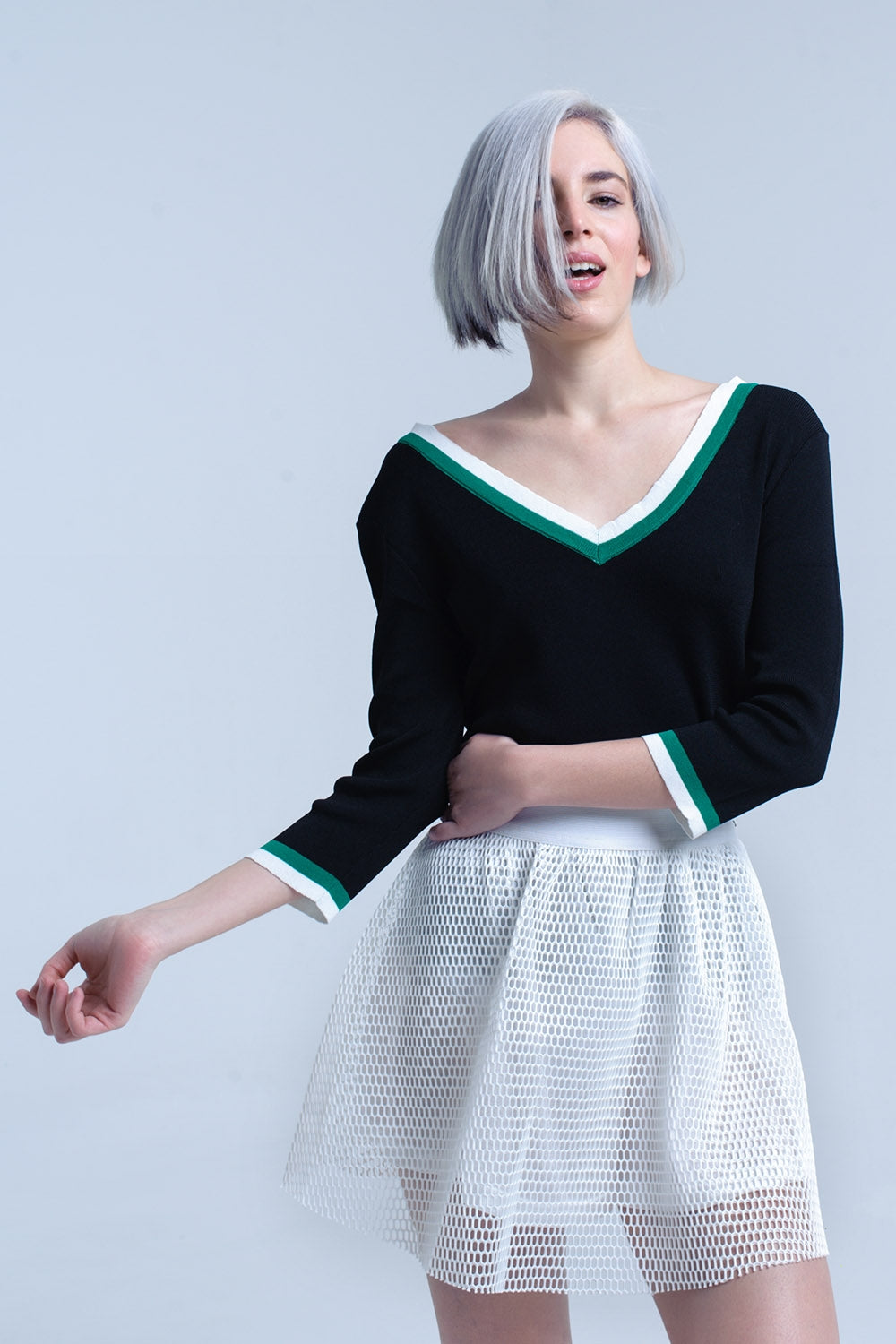 Jersey con cuello en V negro con ribete en contraste verde y blanco