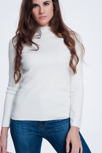 Jersey con cuello vuelto y botones dorados en tono crema