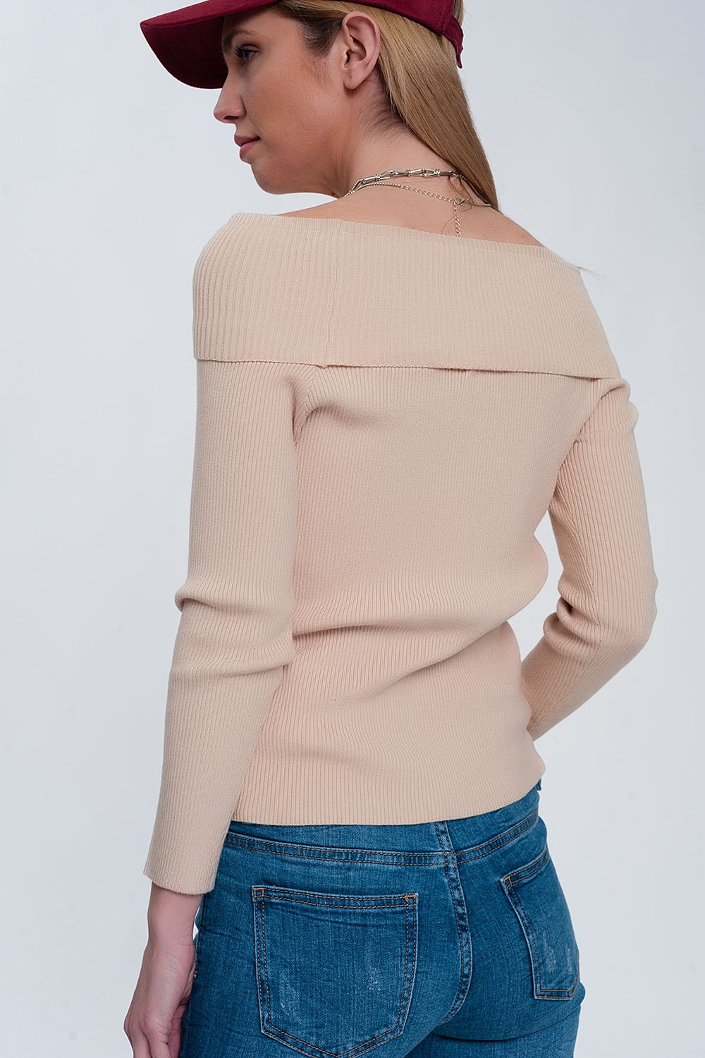 Jersey con escote Bardot en color beige