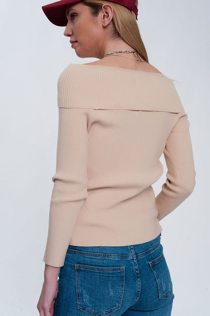 Jersey con escote Bardot en color beige