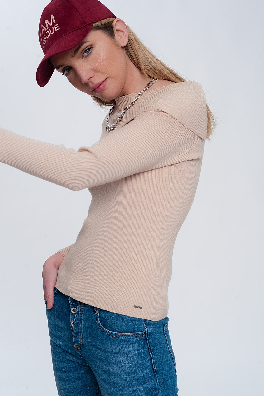 Jersey con escote Bardot en color beige