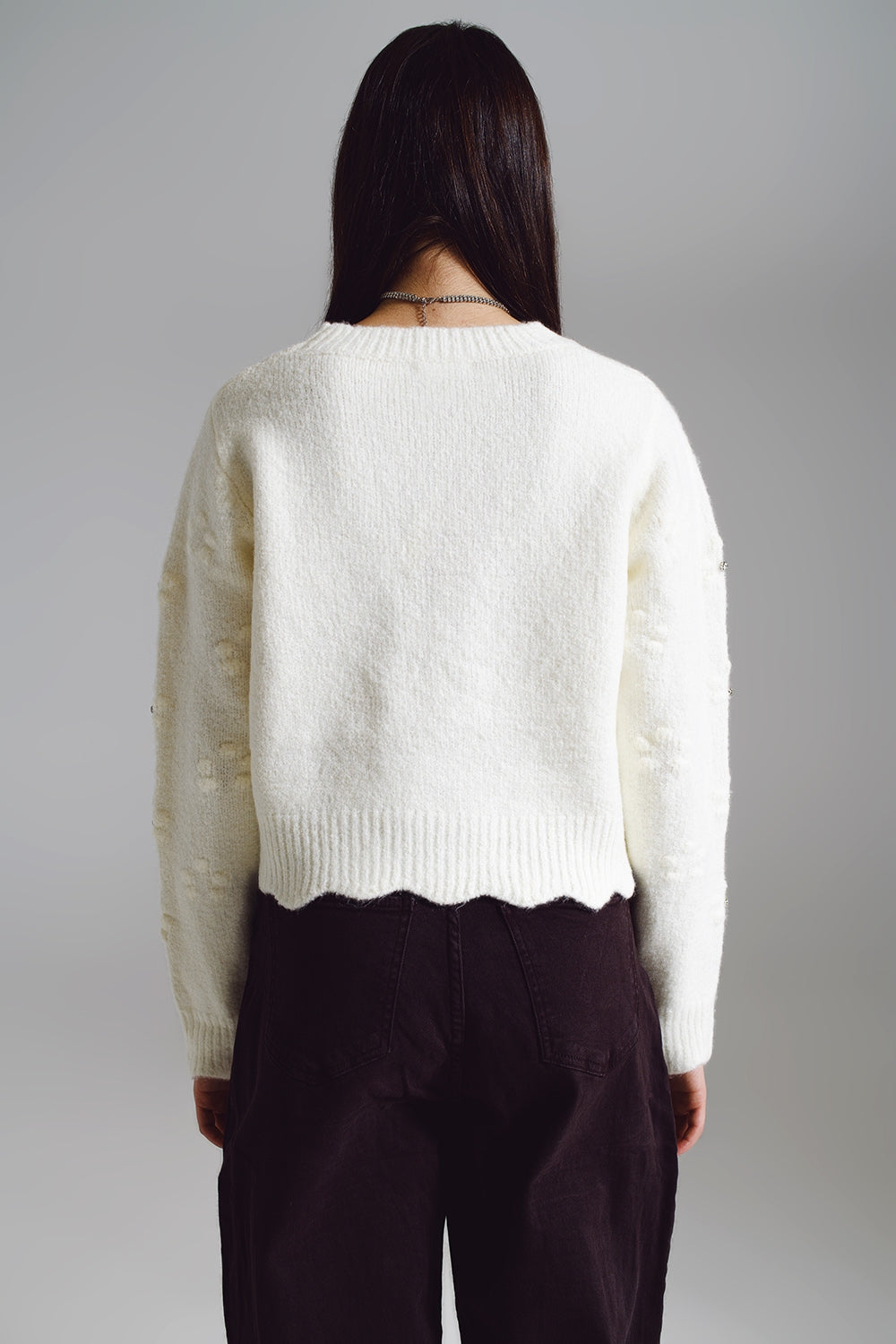 Jersey con flores tejidas y adornado con strass en crudo