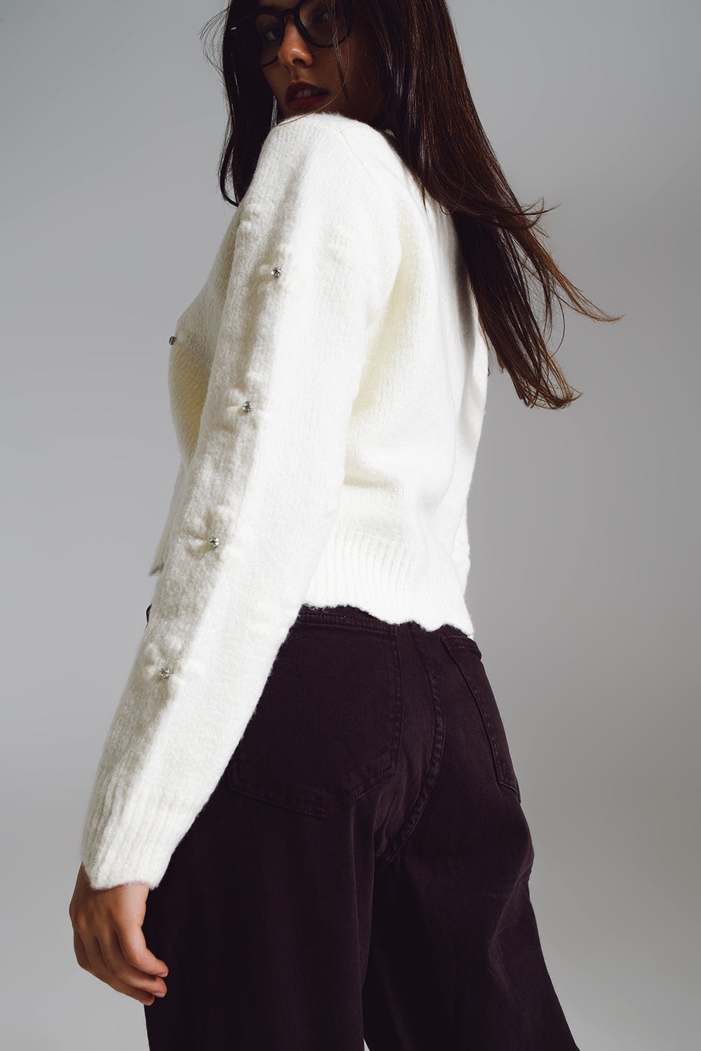 Jersey con flores tejidas y adornado con strass en crudo
