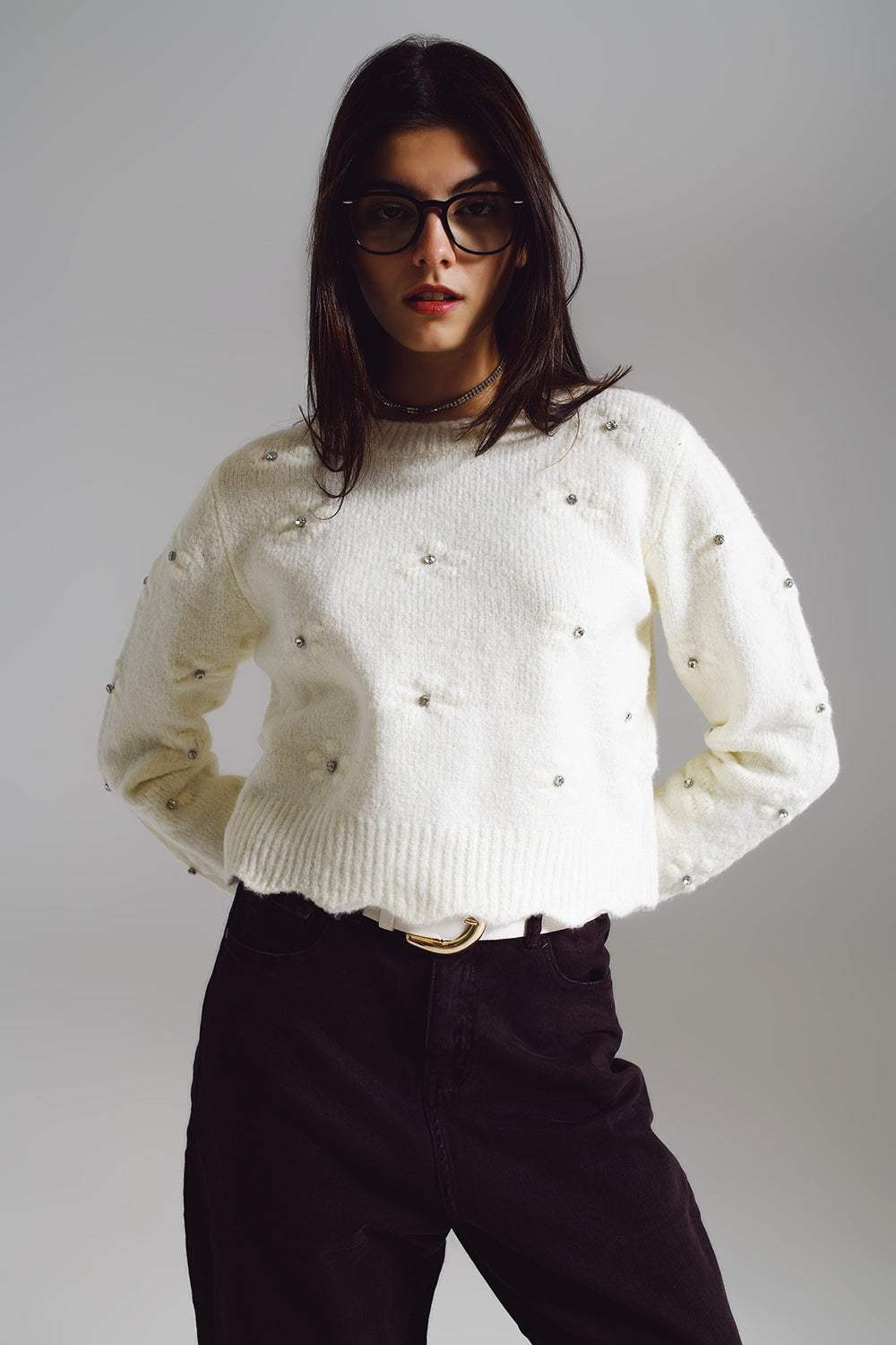 Jersey con flores tejidas y adornado con strass en crudo