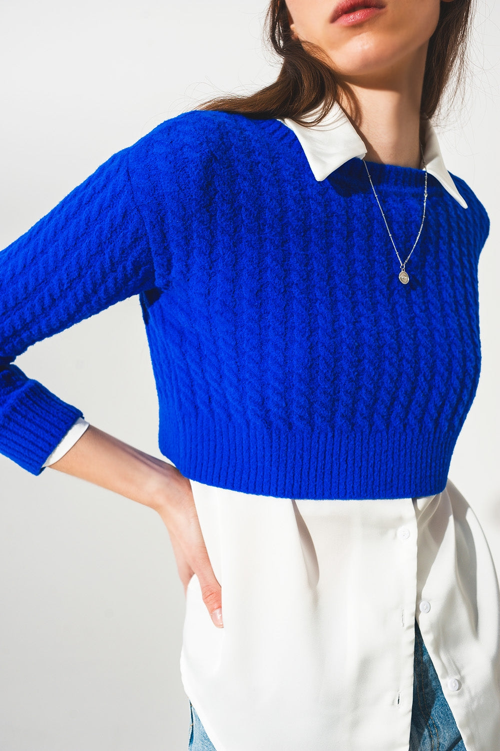 Jersey corto azul con diseño trenzado