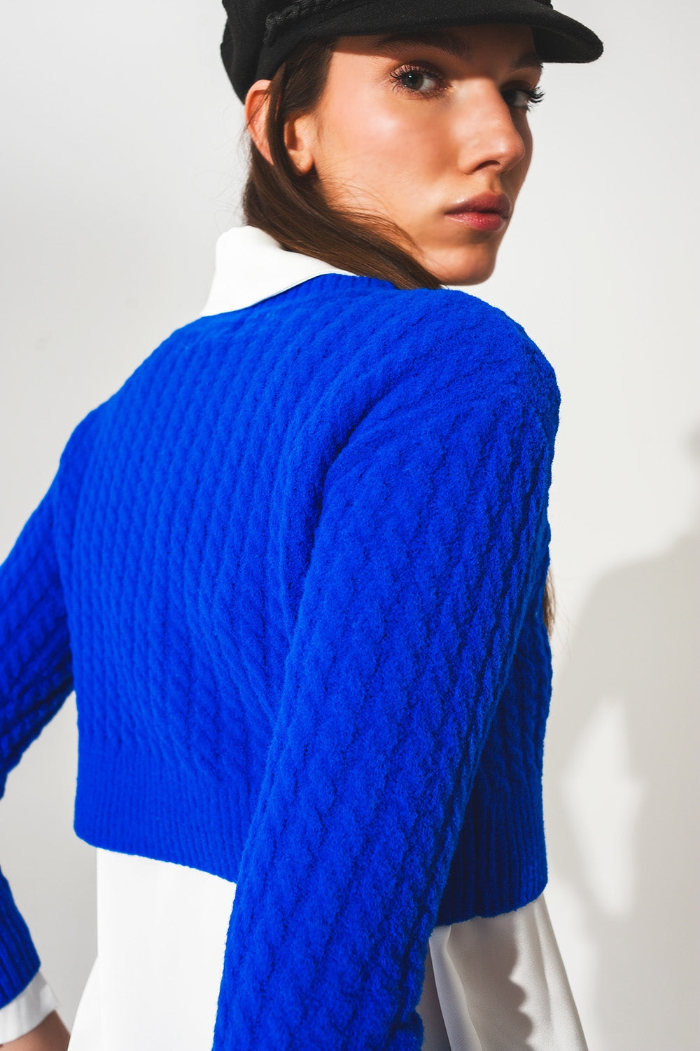 Jersey corto azul con diseño trenzado