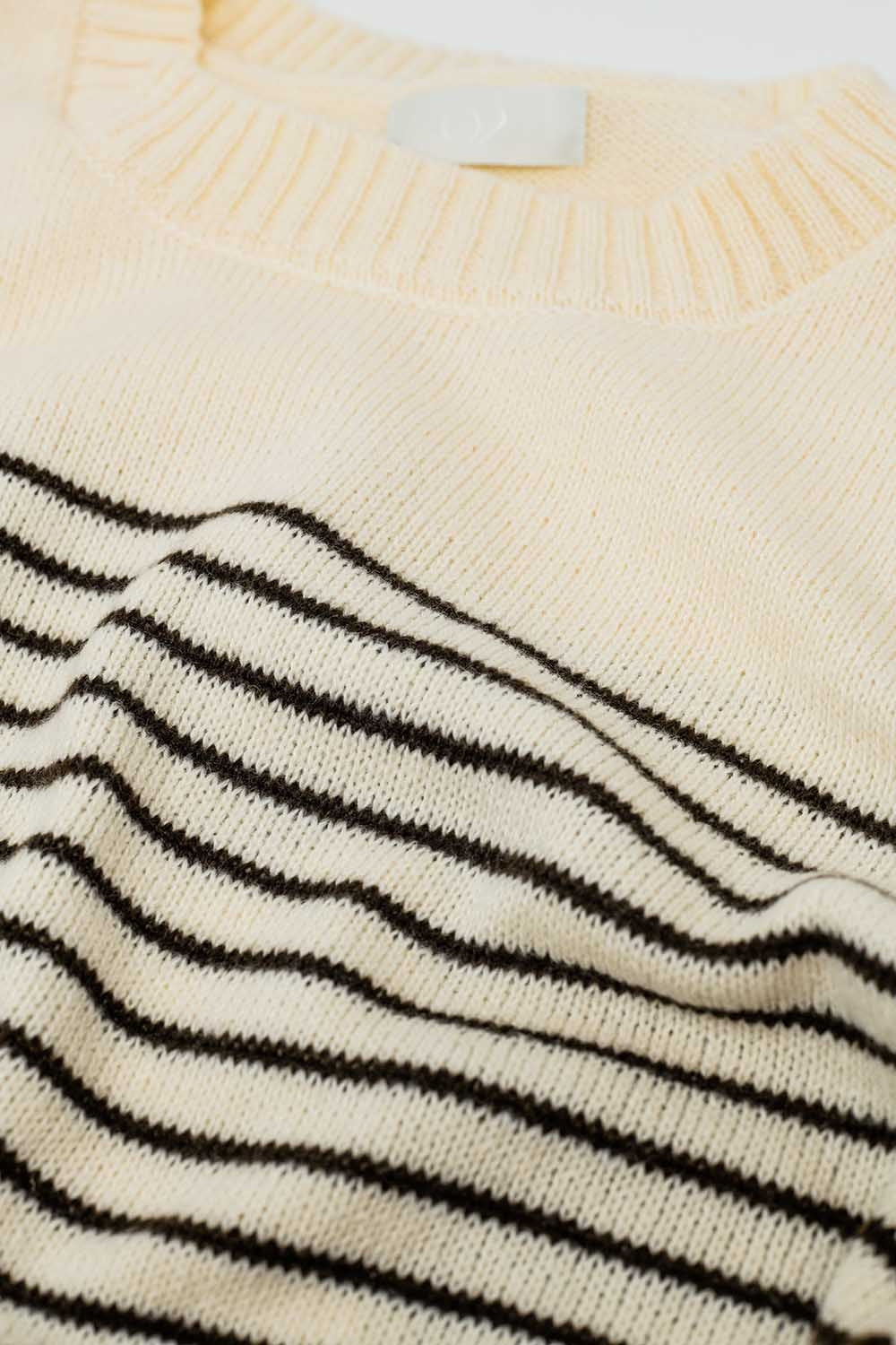 Jersey crema con rayas marrones y cuello barco