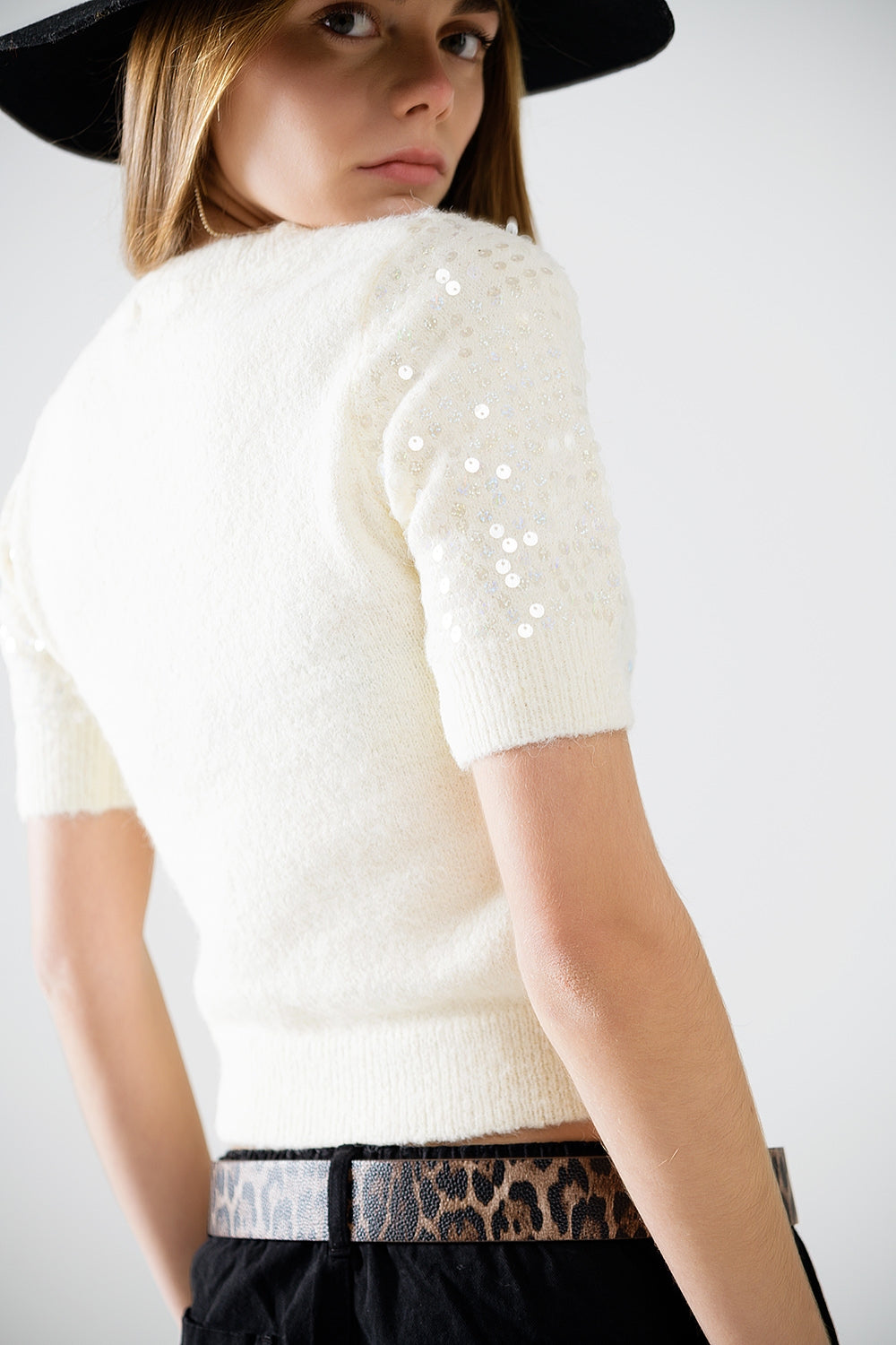 Jersey crema de lentejuelas y manga corta