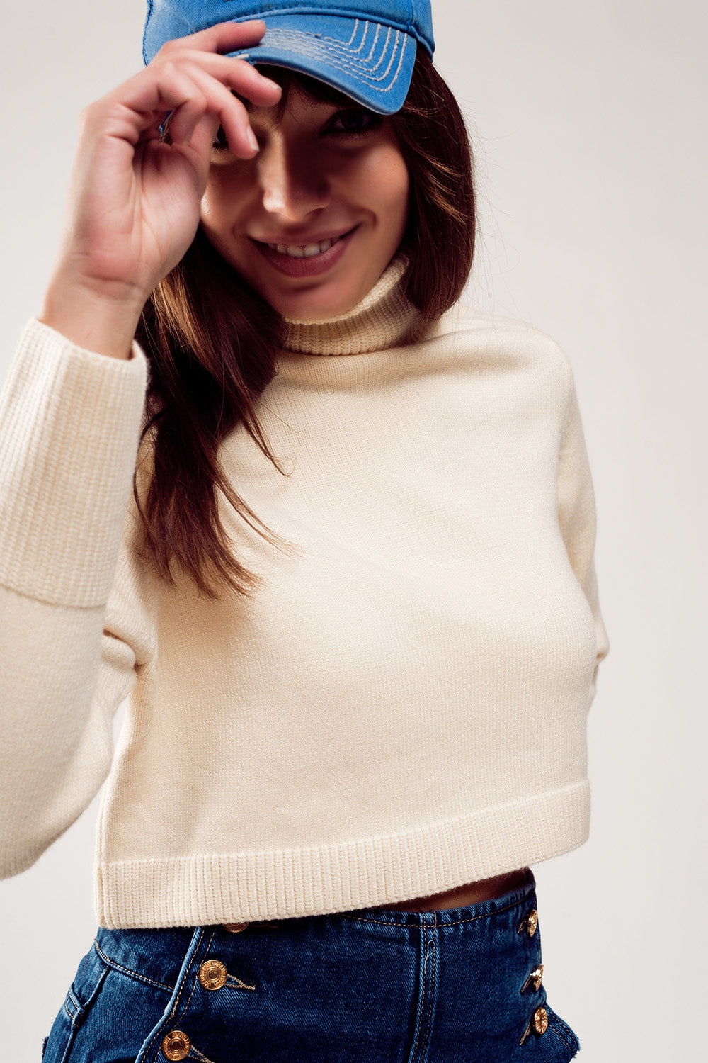 Jersey cropped de cuello alto en crema