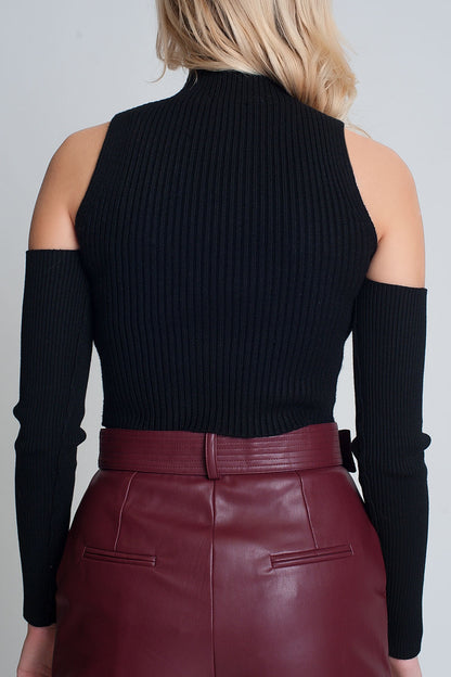 Jersey de canalé con aberturas y cuello alto en color negro