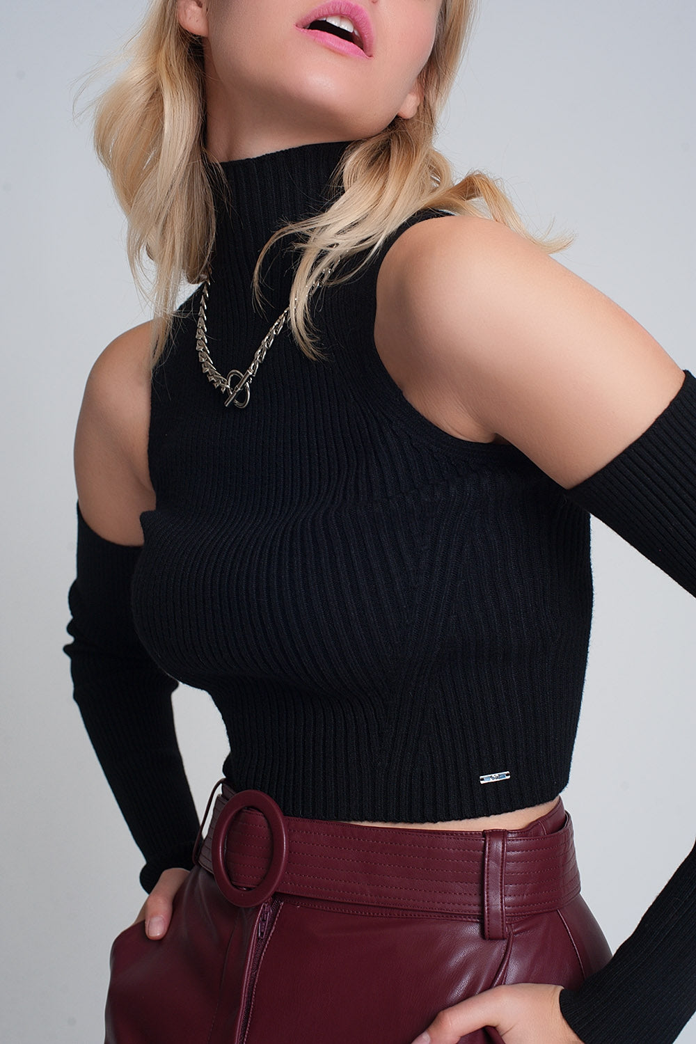 Jersey de canalé con aberturas y cuello alto en color negro