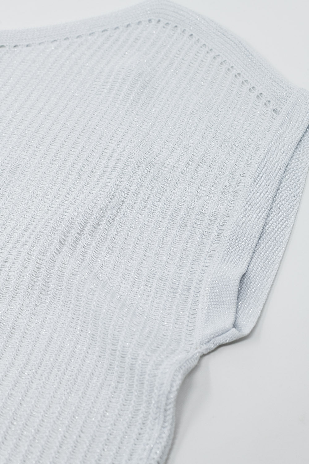 Jersey de canalé con cuello barco y mangas casquillo en blanco