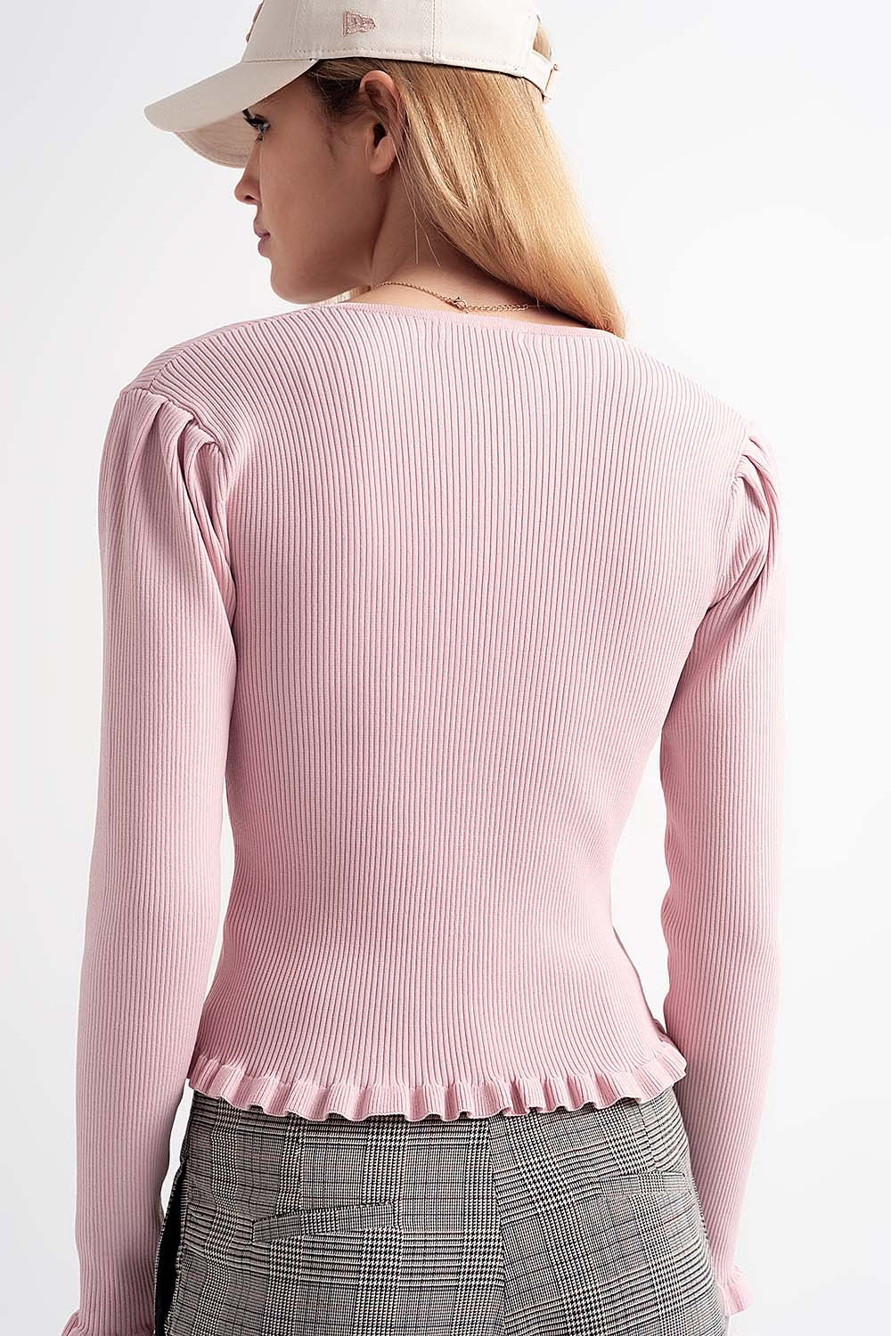 Jersey de canalé en color rosa con detalle de botones de perlas