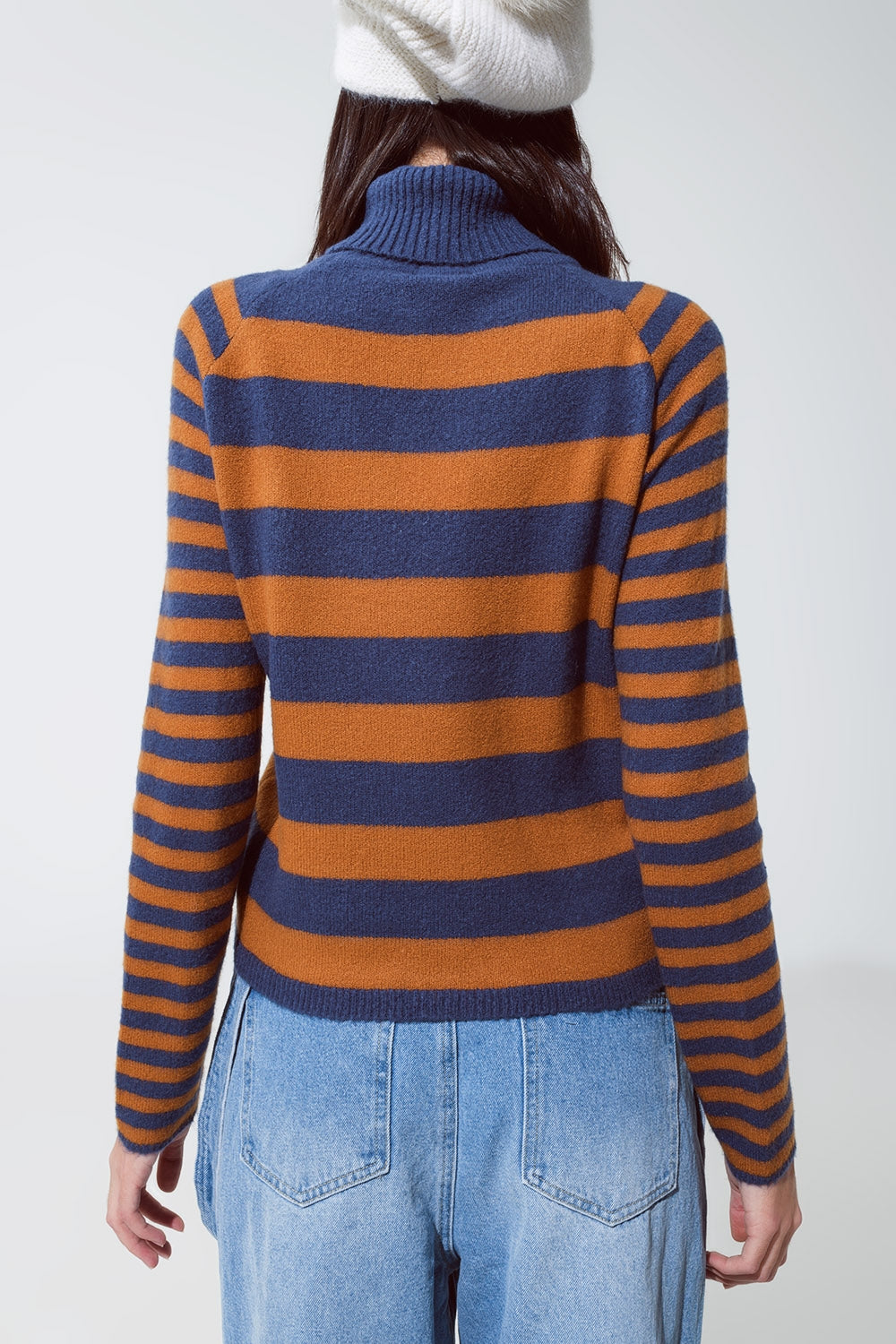Jersey de cuello alto con rayas en azul y marrón