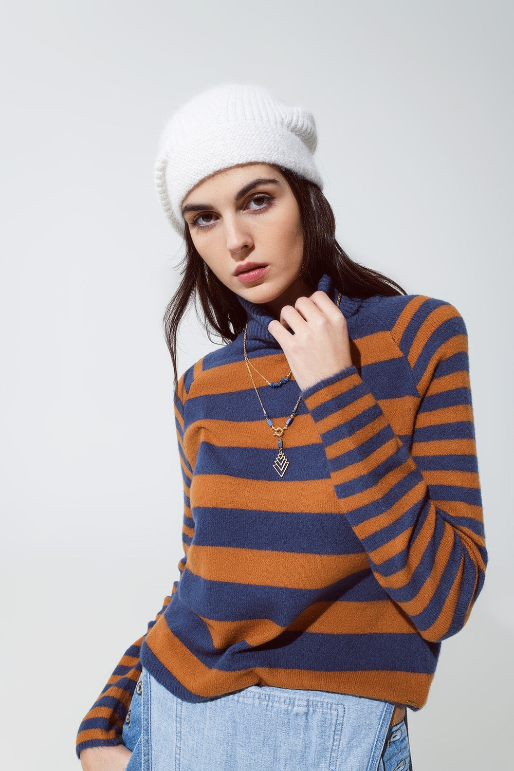 Jersey de cuello alto con rayas en azul y marrón