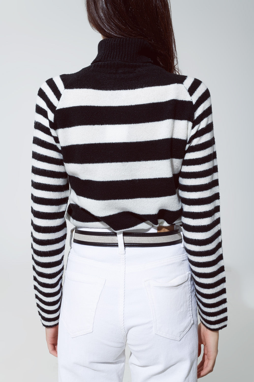 Jersey de cuello alto con rayas en blanco y negro