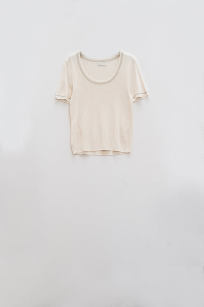 Jersey De Manga Corta En Beige Con Costura Plateada En El Cuello Redondo