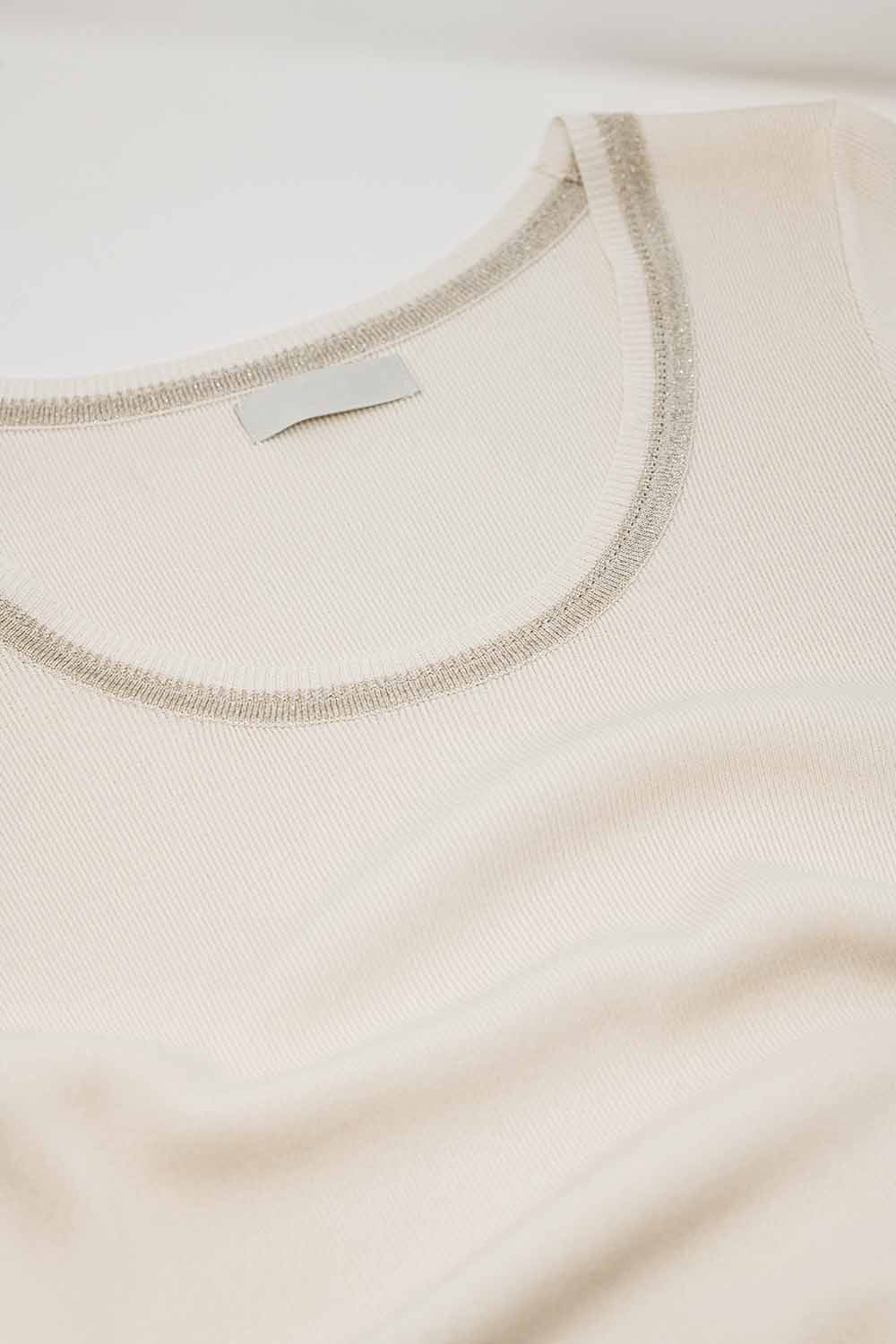 Jersey De Manga Corta En Beige Con Costura Plateada En El Cuello Redondo