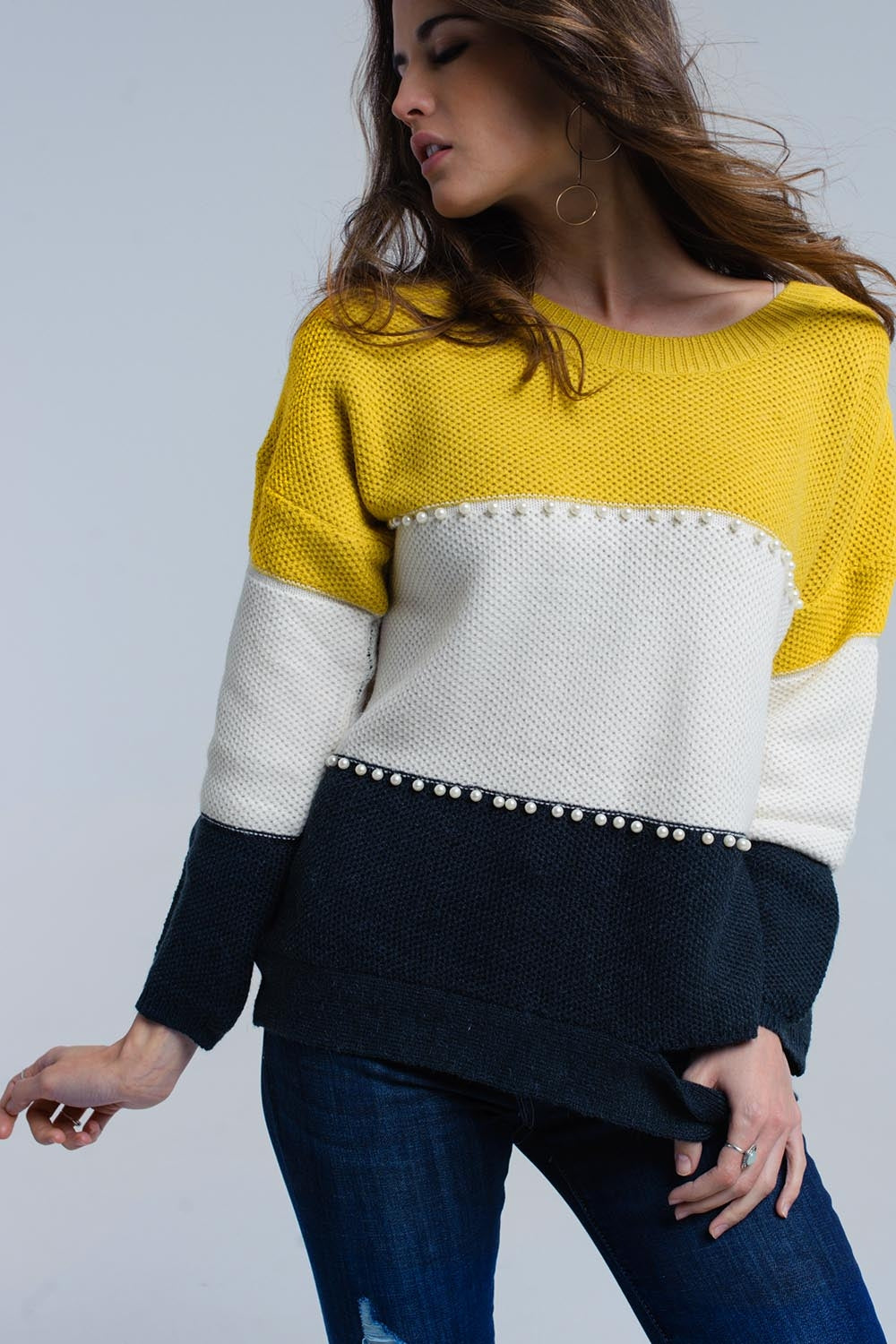 Jersey de punto amarillo con perlas