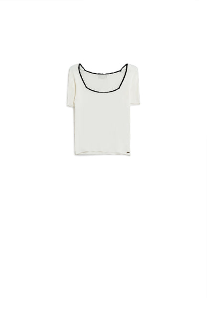 Jersey de punto blanco de manga corta con cuello cuadrado y ribete negro