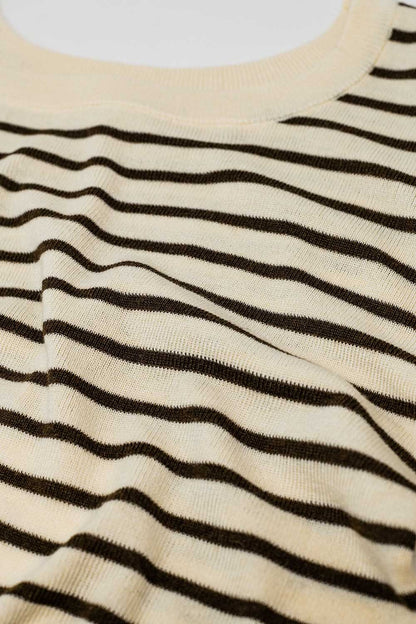 Jersey de punto fino a rayas beige con cuello barco