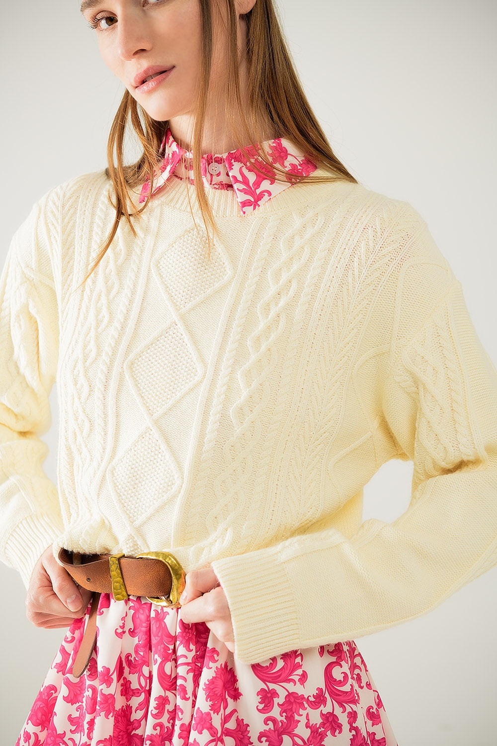 Jersey de punto suave color crema con diseño de cables