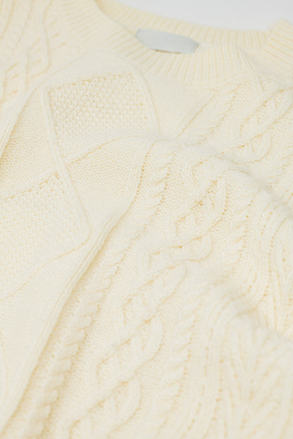 Jersey de punto suave color crema con diseño de cables