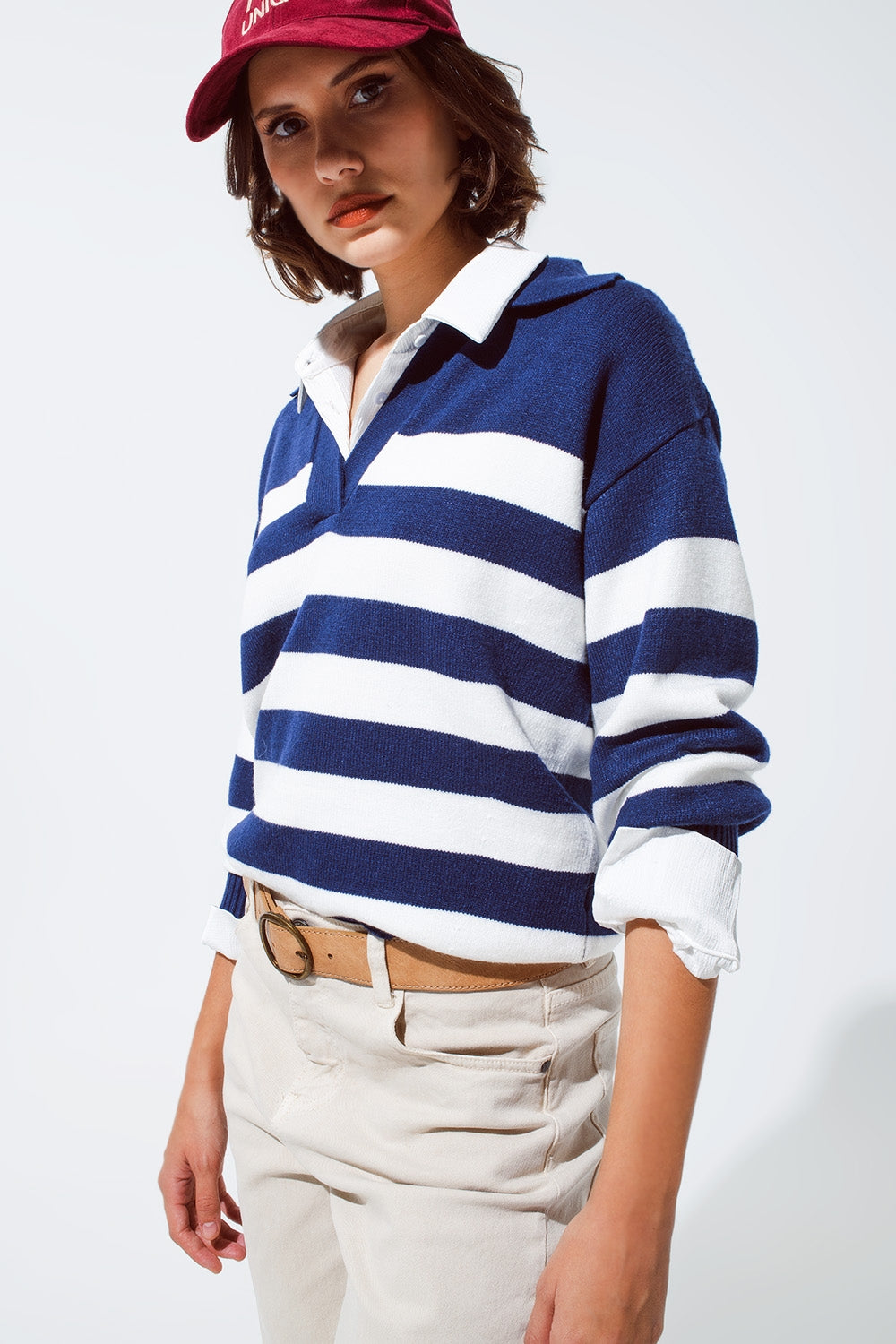 Jersey de rayas azules y blancas con cuello en V y cuello de polo