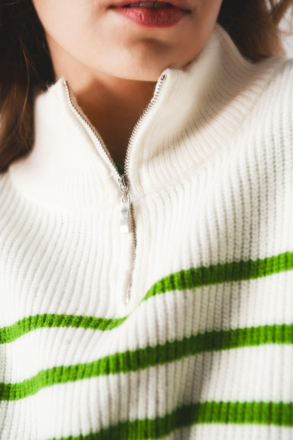 Jersey de rayas con cremallera y detalle en el cuello en verde