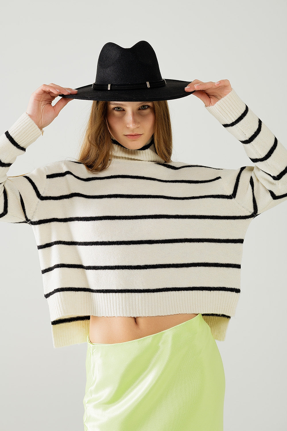 Jersey de rayas crema en negro con cuello alto