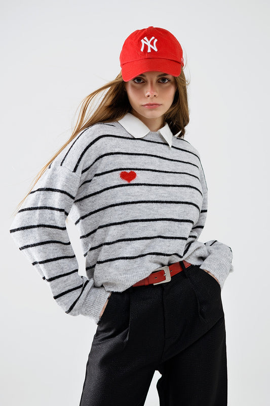 Q2 Jersey de rayas grises con detalle de corazón rojo