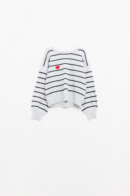 Jersey de rayas grises con detalle de corazón rojo