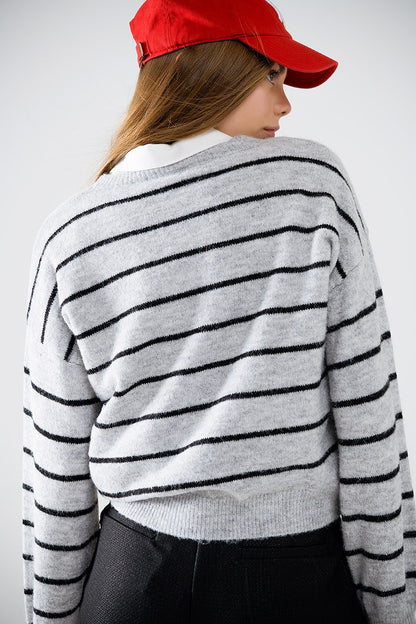 Jersey de rayas grises con detalle de corazón rojo