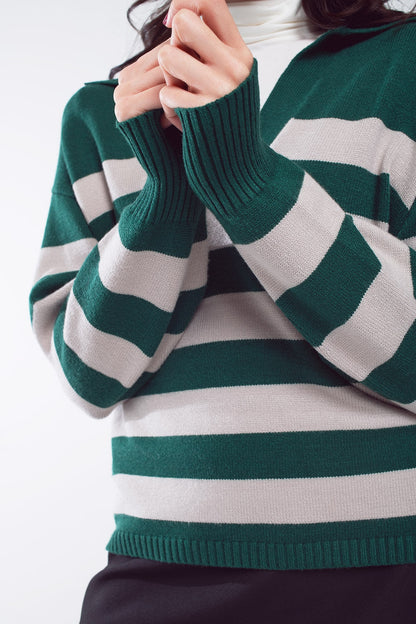 Jersey de rayas verdes y blancas con cuello en V y cuello de polo