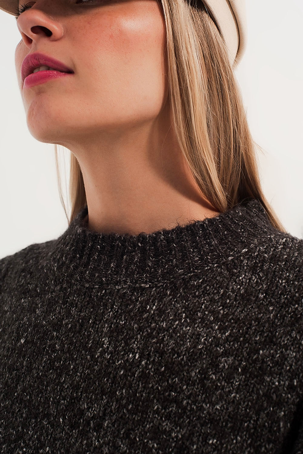 Jersey en color negro jaspeado de cuello redondo