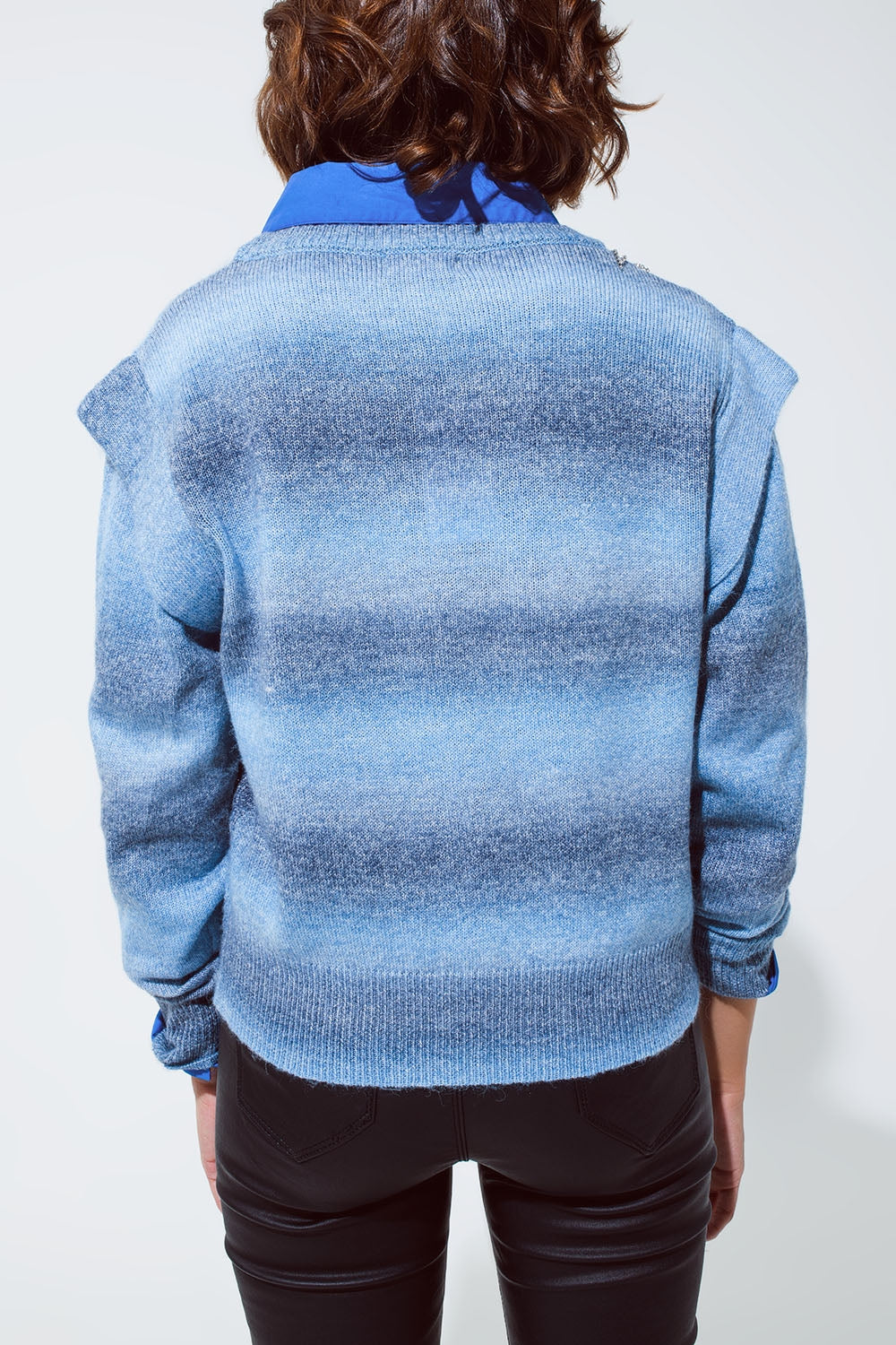 Jersey en diseño ombre azul con cuello redondo y detalles en las mangas